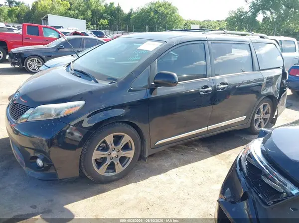 5TDXZ3DC6HS861802 2017 TOYOTA SIENNA - Image 2