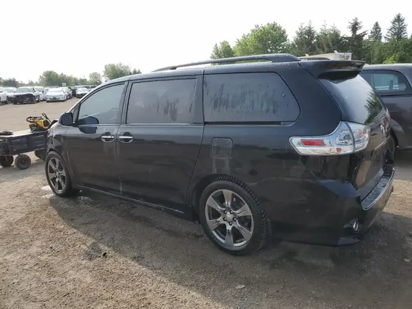 5TDXZ3DC6HS865896 2017 TOYOTA SIENNA - Image 2