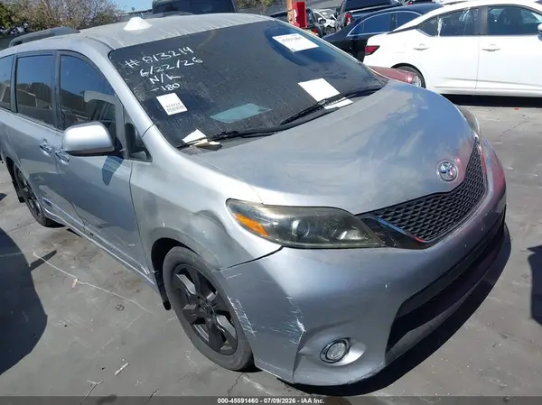 5TDXZ3DC6HS884044 2017 TOYOTA SIENNA - Image 1