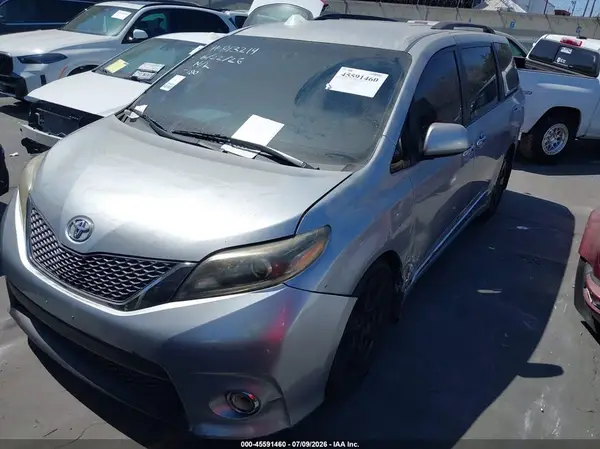 5TDXZ3DC6HS884044 2017 TOYOTA SIENNA - Image 2