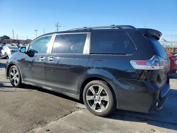 5TDXZ3DC6HS885405 2017 TOYOTA SIENNA - Image 2