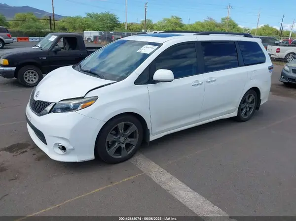 5TDXZ3DC6HS899952 2017 TOYOTA SIENNA - Image 2