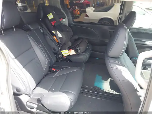 5TDXZ3DC6HS899952 2017 TOYOTA SIENNA - Image 8