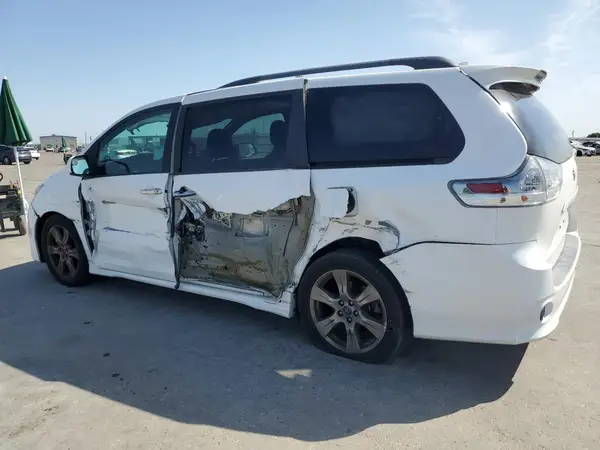 5TDXZ3DC6JS919526 2018 TOYOTA SIENNA - Image 2