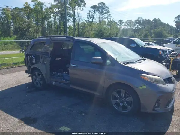 5TDXZ3DC6JS924614 2018 TOYOTA SIENNA - Image 1