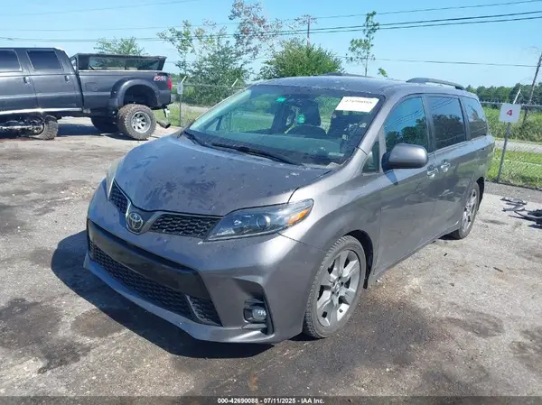 5TDXZ3DC6JS924614 2018 TOYOTA SIENNA - Image 2