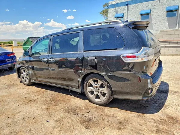 5TDXZ3DC6JS925763 2018 TOYOTA SIENNA - Image 2
