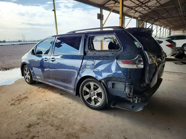 5TDXZ3DC6JS944975 2018 TOYOTA SIENNA - Image 2