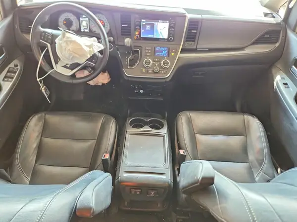 5TDXZ3DC6JS944975 2018 TOYOTA SIENNA - Image 8