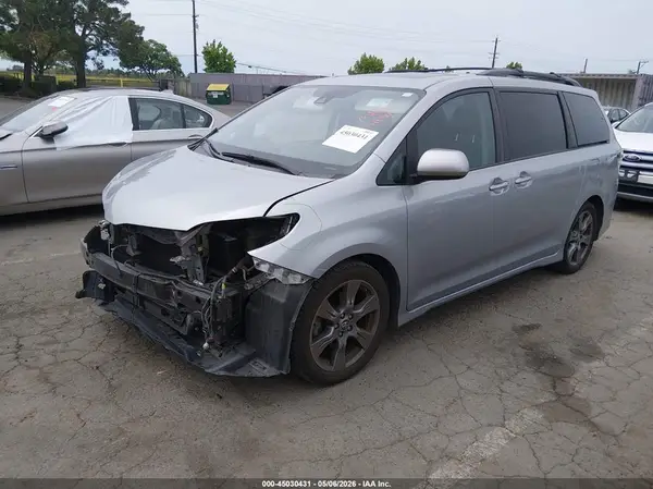 5TDXZ3DC6JS947665 2018 TOYOTA SIENNA - Image 2