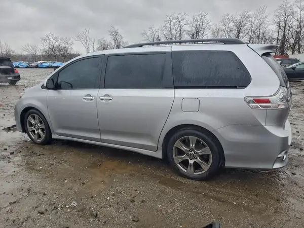 5TDXZ3DC6JS949870 2018 TOYOTA SIENNA - Image 2