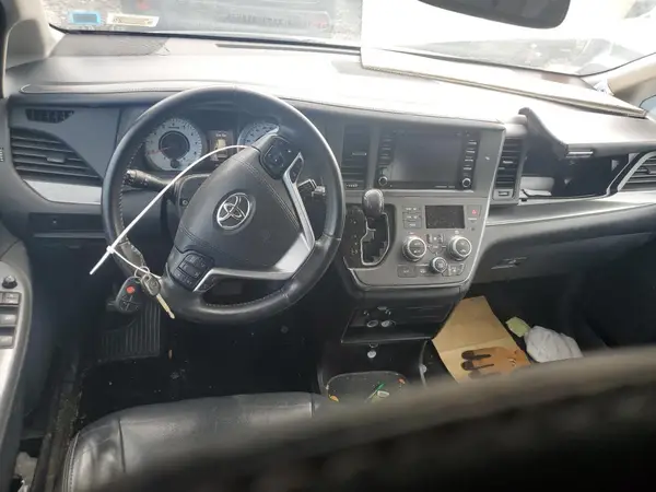 5TDXZ3DC6JS951666 2018 TOYOTA SIENNA - Image 8