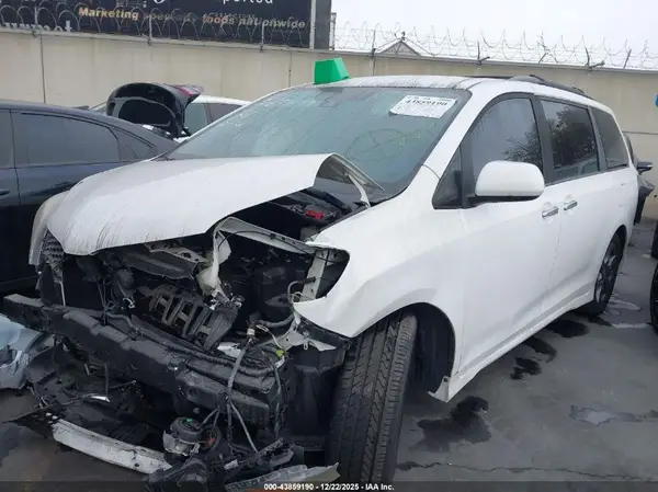 5TDXZ3DC6JS964014 2018 TOYOTA SIENNA - Image 2