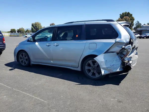 5TDXZ3DC6KS017427 2019 TOYOTA SIENNA - Image 2