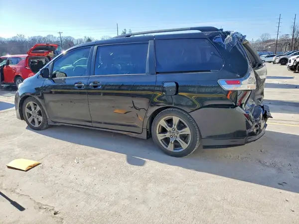 5TDXZ3DC6KS020635 2019 TOYOTA SIENNA - Image 2