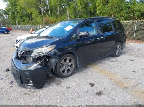 5TDXZ3DC6KS986726 2019 TOYOTA SIENNA - Image 2
