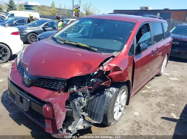 5TDXZ3DC6LS041129 2020 TOYOTA SIENNA - Image 2
