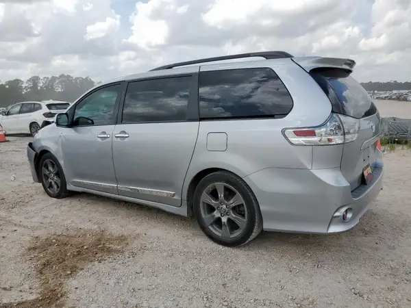 5TDXZ3DC6LS056908 2020 TOYOTA SIENNA - Image 2
