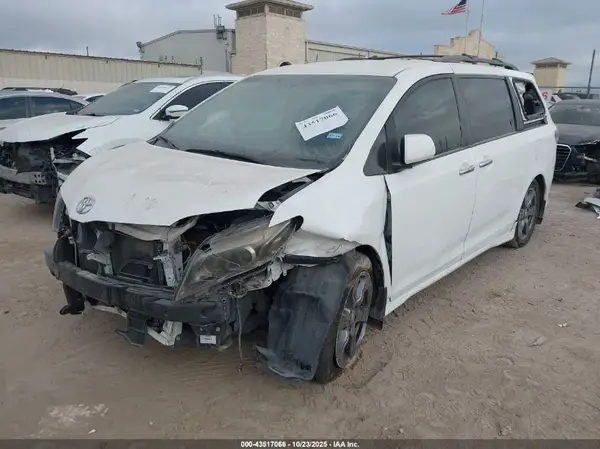 5TDXZ3DC7HS771462 2017 TOYOTA SIENNA - Image 2