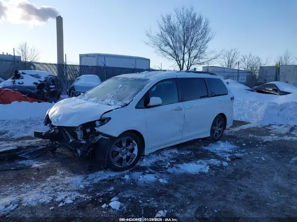 5TDXZ3DC7HS781148 2017 TOYOTA SIENNA - Image 2