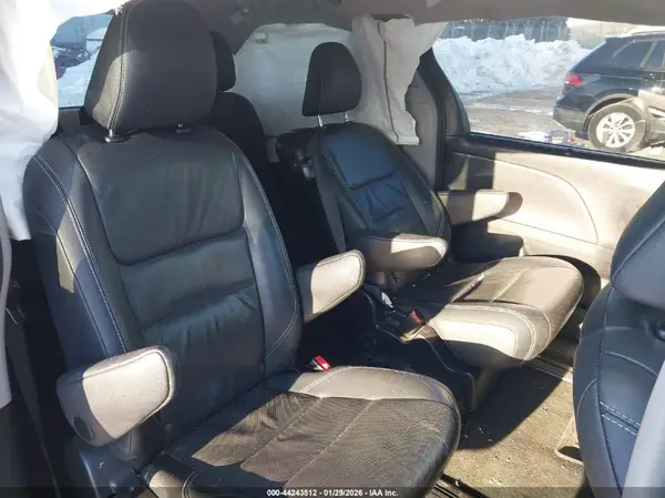 5TDXZ3DC7HS781148 2017 TOYOTA SIENNA - Image 8