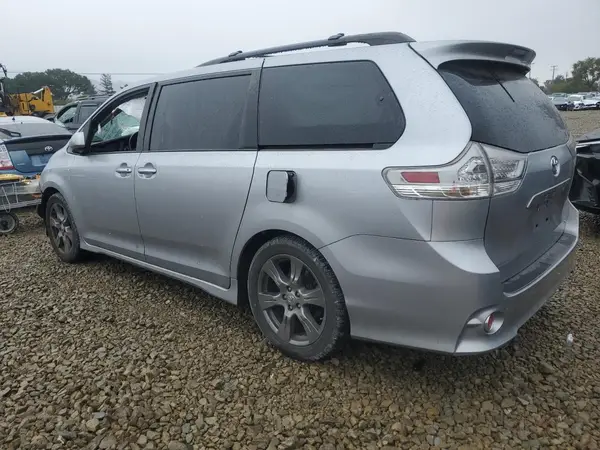 5TDXZ3DC7HS788407 2017 TOYOTA SIENNA - Image 2