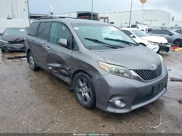 5TDXZ3DC7HS793784 2017 TOYOTA SIENNA - Image 1