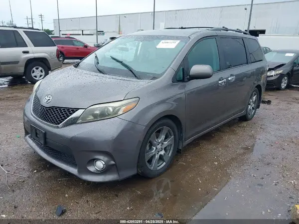 5TDXZ3DC7HS793784 2017 TOYOTA SIENNA - Image 2