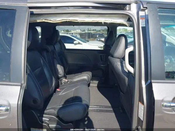 5TDXZ3DC7HS793784 2017 TOYOTA SIENNA - Image 8