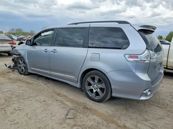 5TDXZ3DC7HS802418 2017 TOYOTA SIENNA - Image 2