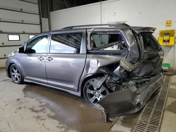 5TDXZ3DC7HS825200 2017 TOYOTA SIENNA - Image 2