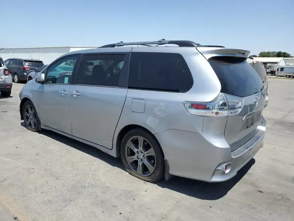 5TDXZ3DC7HS833152 2017 TOYOTA SIENNA - Image 2