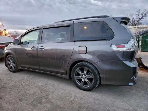 5TDXZ3DC7HS835340 2017 TOYOTA SIENNA - Image 2