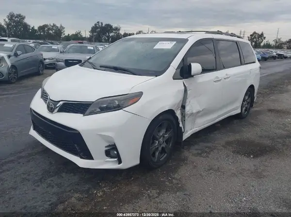 5TDXZ3DC7HS844040 2017 TOYOTA SIENNA - Image 2
