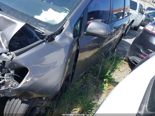 5TDXZ3DC7HS856978 2017 TOYOTA SIENNA - Image 2