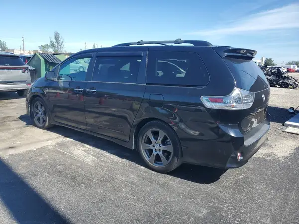 5TDXZ3DC7HS858021 2017 TOYOTA SIENNA - Image 2