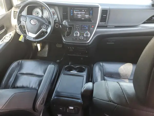 5TDXZ3DC7HS858021 2017 TOYOTA SIENNA - Image 8