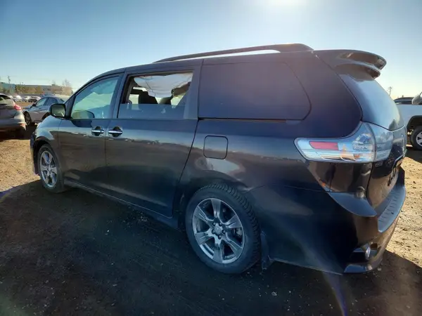 5TDXZ3DC7HS861341 2017 TOYOTA SIENNA - Image 2