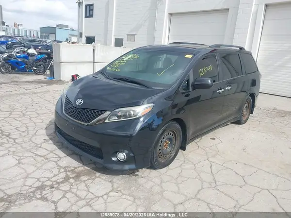 5TDXZ3DC7HS870573 2017 TOYOTA SIENNA - Image 2
