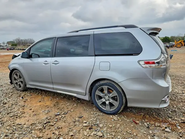 5TDXZ3DC7HS880049 2017 TOYOTA SIENNA - Image 2