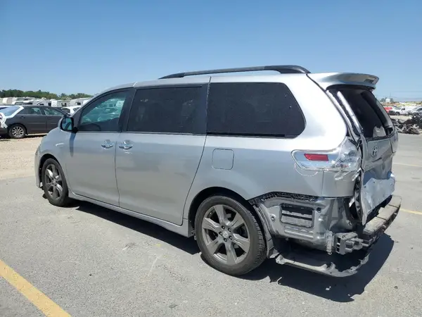 5TDXZ3DC7HS885008 2017 TOYOTA SIENNA - Image 2