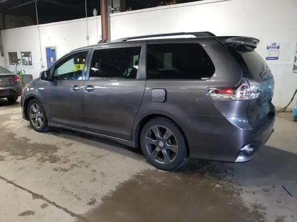 5TDXZ3DC7HS886644 2017 TOYOTA SIENNA - Image 2