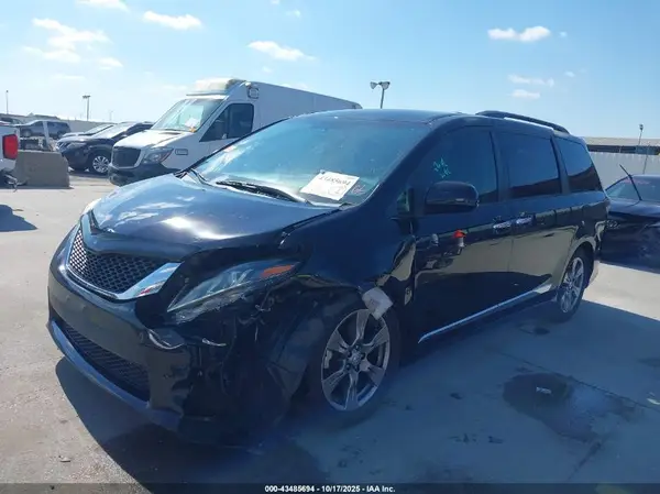 5TDXZ3DC7HS893304 2017 TOYOTA SIENNA - Image 2