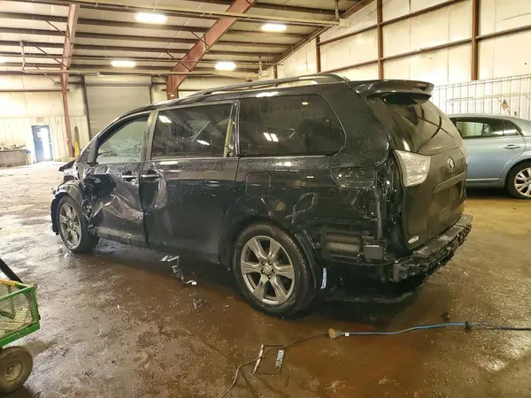 5TDXZ3DC7HS898308 2017 TOYOTA SIENNA - Image 2