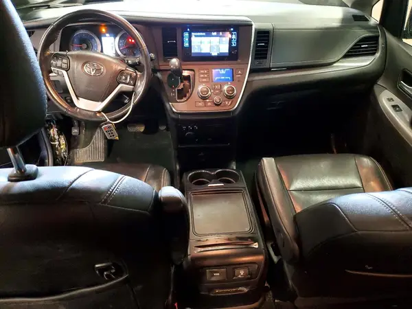 5TDXZ3DC7HS898308 2017 TOYOTA SIENNA - Image 8
