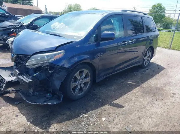 5TDXZ3DC7JS911192 2018 TOYOTA SIENNA - Image 2