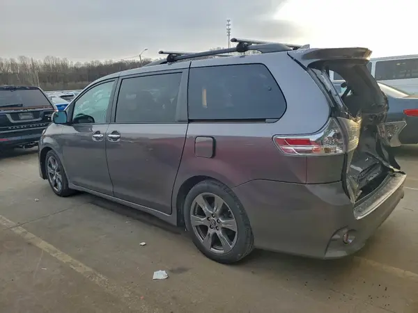 5TDXZ3DC7JS916974 2018 TOYOTA SIENNA - Image 2