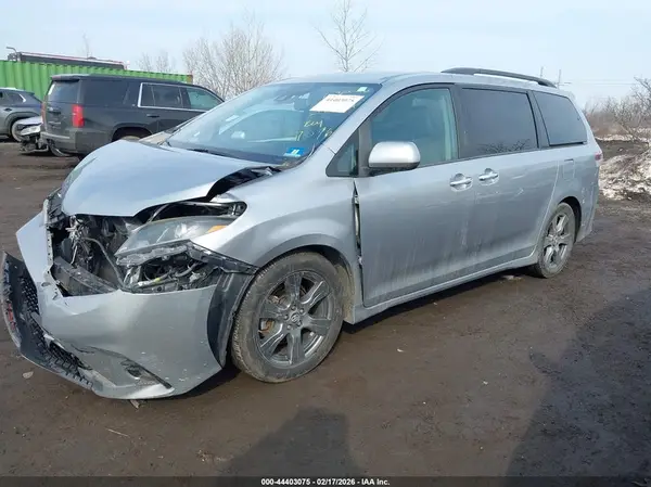 5TDXZ3DC7JS919096 2018 TOYOTA SIENNA - Image 2