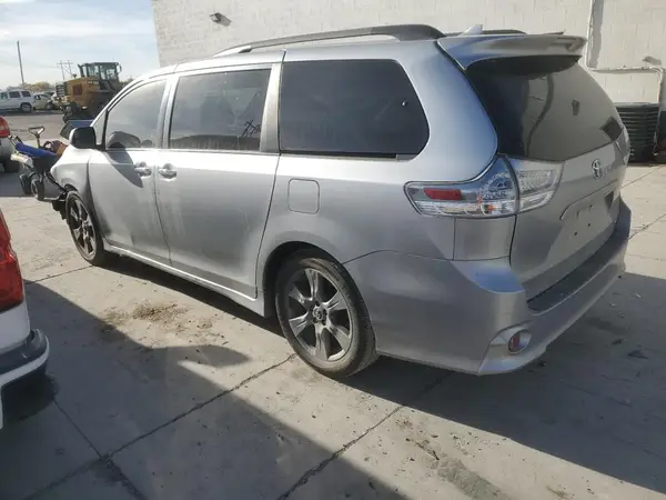 5TDXZ3DC7JS927358 2018 TOYOTA SIENNA - Image 2