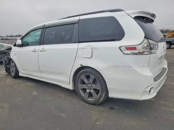 5TDXZ3DC7JS932351 2018 TOYOTA SIENNA - Image 2
